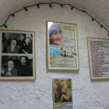 Qui sul bianco muro in pietra sono appesi un quadro con due foto del premio Nobel, con una dedica e un testo che ricorda la sua visita, giorno in cui la religiosa ringrazi� le sue sorelle invitandole "a essere pi� povere perch� solo cos� avrebbero aiutato gli altri poveri"